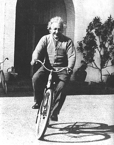 Einstein in bicicletta