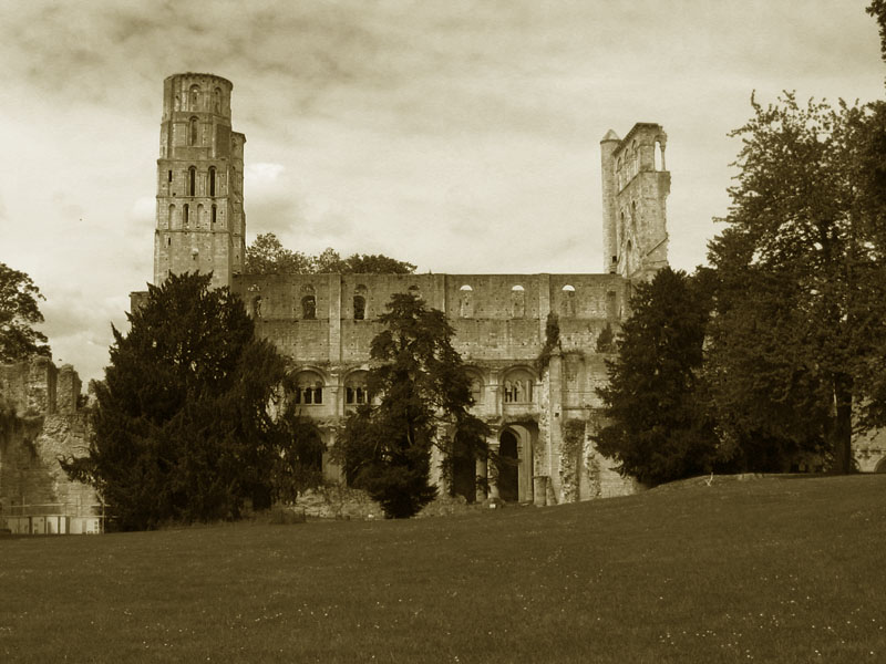 l'abbazia vista di lato