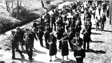 Una esibizione della orchestra musicale di Paganica alle feste patronali negli anni 70