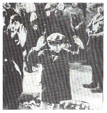 Un bambino di 7 anni con la paura della morte negli occhi. La foto � stata scattata durante l'evacuazione del ghetto di Varsavia. Presto dovrebbe essere esposta in tutte le scuole italiane