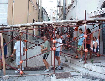 Impalcature di sostegno nel centro del paese