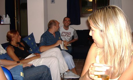 Stefy e gli attenditori sul divano