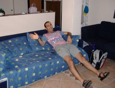 Lele testa il divano
