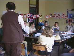 Alcuni insegnanti spiegano durante il corso realizzato all'I.I.S. ALBERTI nell'a.s. 2000/2001