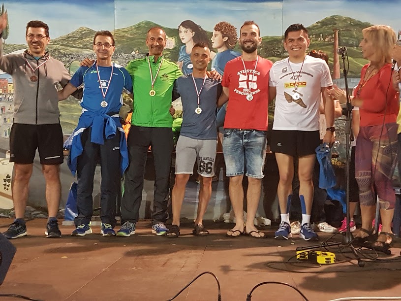 Paolo Quarantelli premiazione medaglia buono Gau fidal running staffetta valbisagno 5000x2